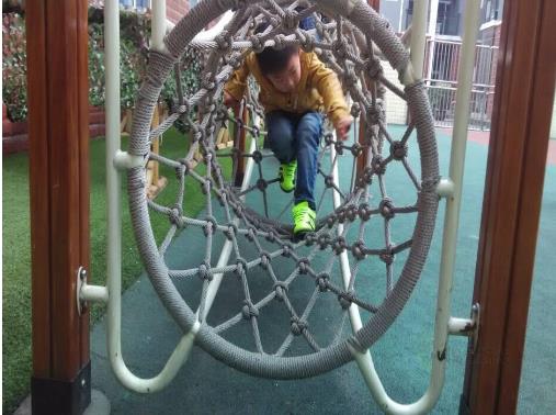 游樂園設施爬籠